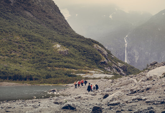Group of people walking in Tunsbergdalsvatnet Lake