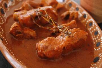 Costilla de puerco en mole colorado 