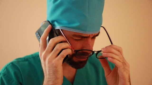 Medico mexicano hablando por telefono diagnosis paciente