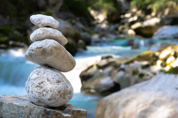 Weißer Steinturm vor klarem Bach mit Langzeitbelichtung, aufgenommen im Zauberwald (Hintersee)