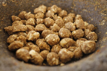 Tse´em (bolita de maíz y ajonjolí tostado)