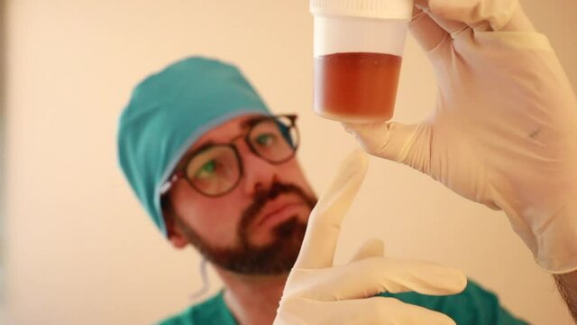 Medico hombre revisa muestra de orina analisis revision medica infeccion retrato