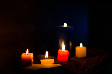 Fototapeta na wymiar velas encendidas para ceremonia religiosa 