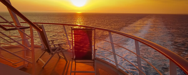 Coucher de soleil dans le sillage d'un navire de croisière. Vue depuis la poupe du navire.