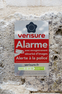 panneau d'alarme de la soci&eacute;t&eacute; Verisure sur le mur d'une maison, France 2020