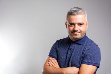 Obraz premium Hipster man in blue t-shirt, studio shot, isolated. 