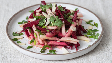Spicy salad Asian-style with beets, apples and almonds
