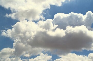 Vista celestial del cielo azul intenso lleno de nubes perfectas.