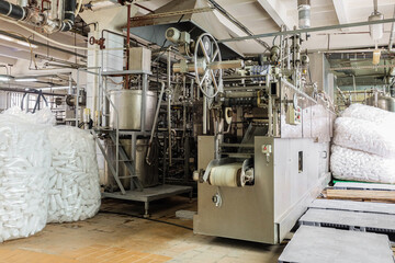 Conveyor for labeling and filling plastic bottles with food