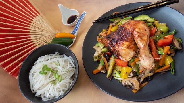 Teriyaki H&uuml;hnchenkeule mit Gem&uuml;se und Reisnudeln