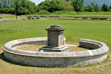 Obraz premium Le monument à enceinte circulaire des ruines romaines à Saint-Bertrand-de-Comminges