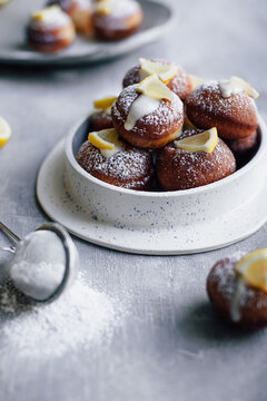 Mini donuts with lemon curd cream