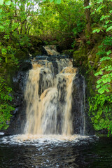 Wasserfall mit gold schimmerndem Wasser, auf der Isle of Skye
