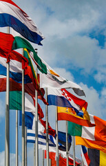 Flaggen aller EU-Staaten wehen im Wind vor dem Europaparlament in Straßburg