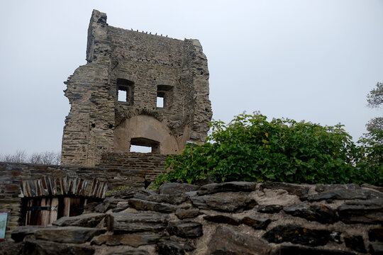 ald stone wall leike a face 