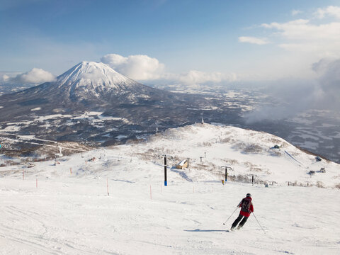 Man skiing in ski field with Mount Y&Ocirc;&oslash;&Omega;&Ocirc;&oslash;&Omega;tei