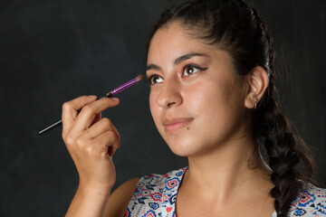 Obraz premium Mujer maquillándose 