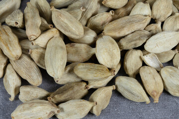 graines de cardamone isolé sur un fond gris