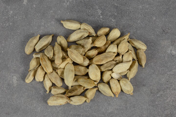 graines de cardamone isolé sur un fond gris