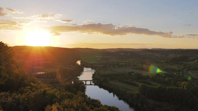 Drone Domme  commune fran&ccedil;aise Dordogne Ancienne bastide m&eacute;di&eacute;vale paysage couch&eacute; du soleil