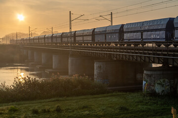 pociąg na moście kolejowym we mgle