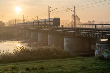 Fototapeta na wymiar pociąg na moście kolejowym we mgle