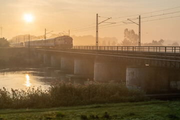 pociąg na moście kolejowym we mgle © Henryk Niestrój
