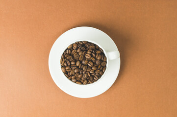Obraz na płótnie Canvas white Cup with coffee beans
