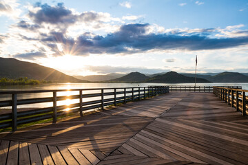 Coucher de soleil en longue exposition sur le lac du Salagou par temps nuageux (Occitanie, France)