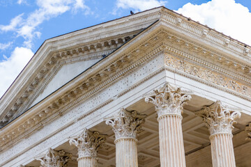 Détail architectural de la Maison Carrée à Nîmes (Occitanie, France)
