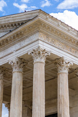 Fototapeta premium Détail architectural de la Maison Carrée à Nîmes (Occitanie, France)
