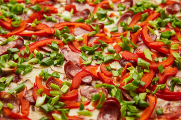 Pizza with a large number of toppings: hunting sausages, onions, cheese and bell pepper