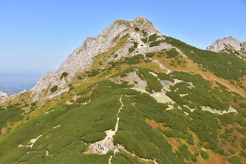 Giewont kolejka turystów, szlak na szczyt, Tatry TPN jesień w Tatrach