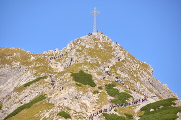 Giewont kolejka turystów, szlak na szczyt, Tatry TPN jesień w Tatrach