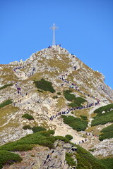 Giewont kolejka turystów, szlak na szczyt, Tatry TPN jesień w Tatrach - obrazy, fototapety, plakaty