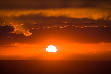 Sonnenuntergang zwischen Wolken