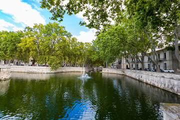 Fototapeta na wymiar Canal de la fontaine sous les platanes à Nîmes (Occitanie, France)