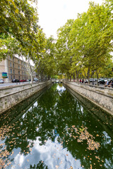 Canal de la fontaine sous les platanes à Nîmes (Occitanie, France)