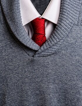 su&eacute;ter gris corbata roja