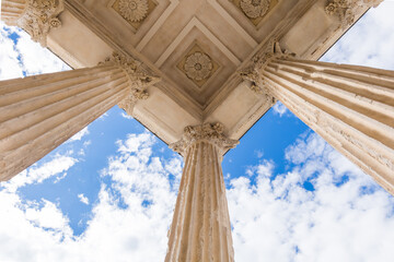 Fototapeta premium Détail architectural de la Maison Carrée à Nîmes (Occitanie, France)