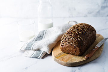 Rye bread with coriander sprinkled with glasses of milk