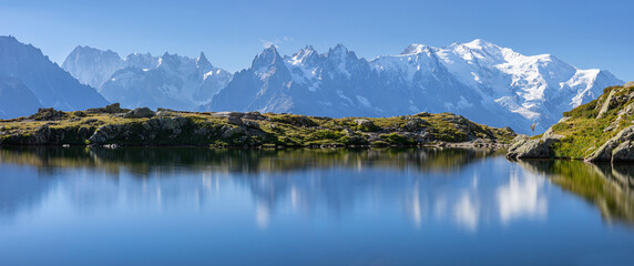Lacs des Chéserys avec en arrière plan le Massif du Mont-Blanc , France