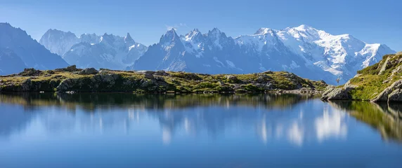 Papier Peint photo Mont Blanc Lacs des Chéserys avec en arrière plan le Massif du Mont-Blanc , France