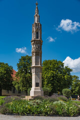 Fototapeta na wymiar Gotische Säule im Park Stift Klosterneuburg