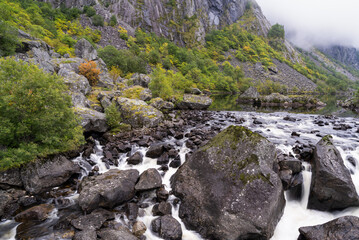 Rzeka Bjoreio w dolinie Måbø (Mabo) tuż pod jeziorem Måbø (Mabo) w gminie Eidfjord w Vestland w Norwegii.