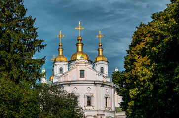 Fototapeta na wymiar Orthodox church in Poltava against the spring blue sky 