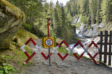 Weg, Wanderweg, gesperrt, versperrt, abgesperrt, Sperre, Wegsperre, Verbot, Betreten verboten,...