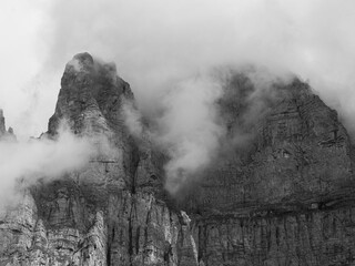 Berge im Nebel Schweiz