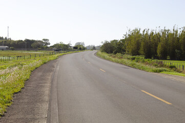 Fototapeta na wymiar Road with a curve in the city of Osório in Brazil