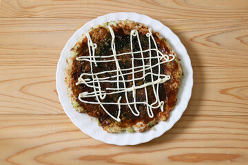 皿にのせたお好み焼き